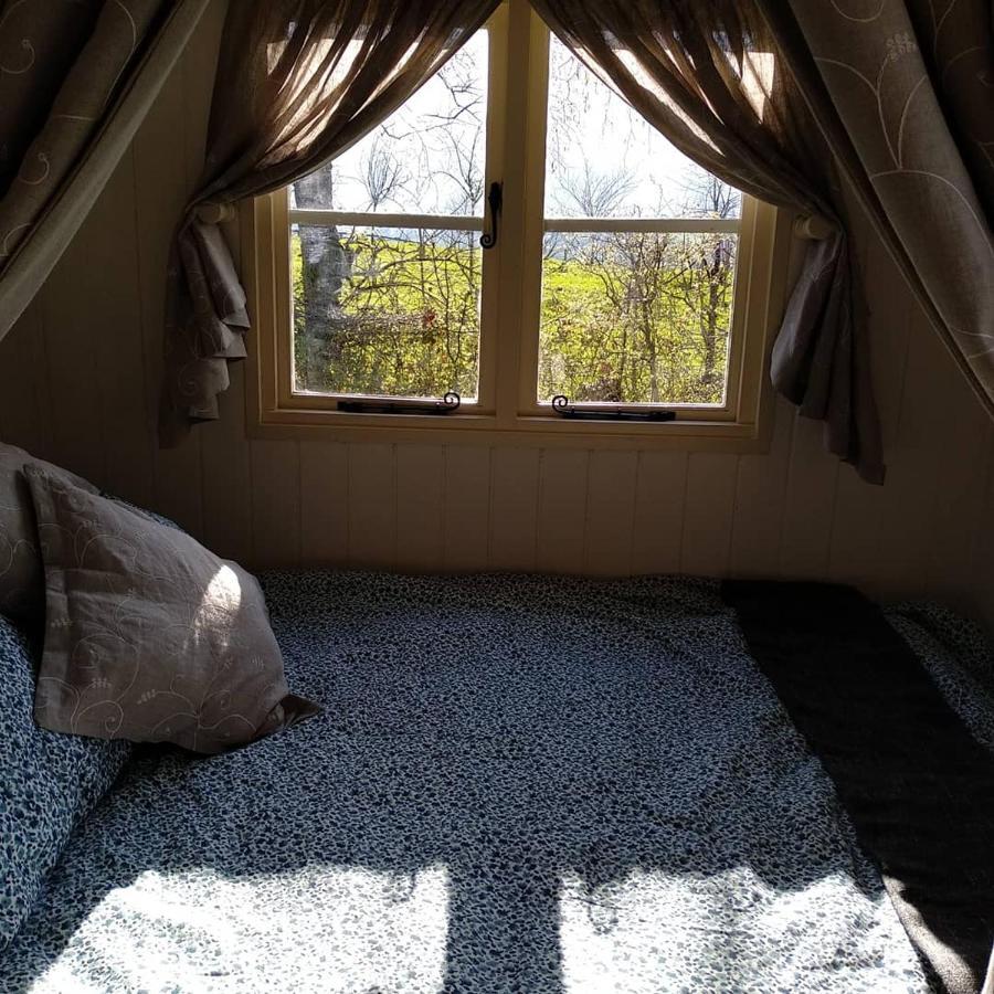 The English Shepherds Hut @ Les Aulnaies Echauffour Exterior photo
